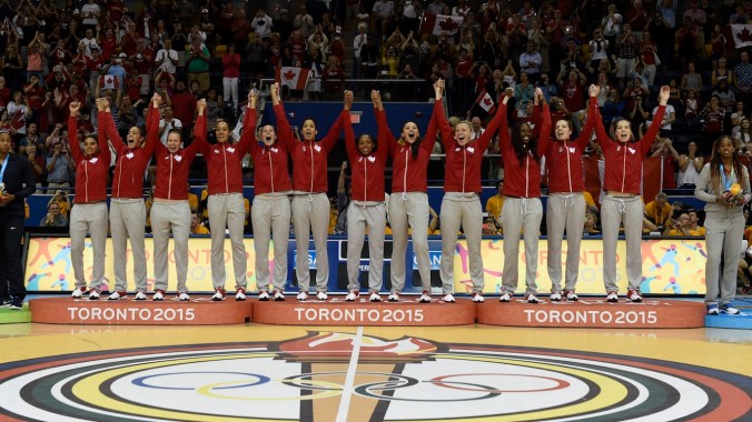 Les femmes de l'équipe canadienne de basketball lors de la remise des médailles des Jeux panaméricains de 2015 à Toronto.