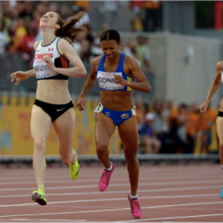 Nicole Sifuentes (gauche) et Sasha Gollish (droite) au fil d'arrivée du 1500 m chez les femmes aux Jeux panaméricains de Toronto, le 25 juillet 2015.