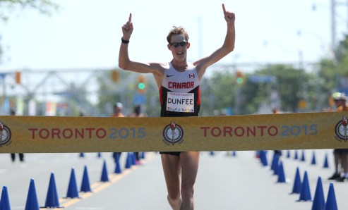 Evan Dunfee l'épreuve du 20 km de marche rapide aux Jeux Panaméricains sous une chaleur étouffante (photo COC de Greg Kolz).