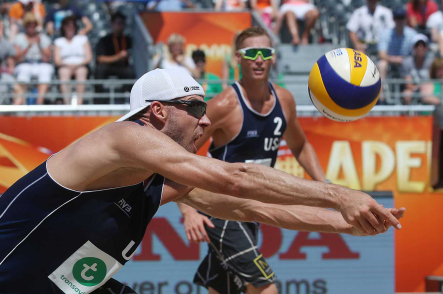 Jacob Gibb des États-Unis durant leur match contre Binstock et Schachter. (Photo: FIVB)