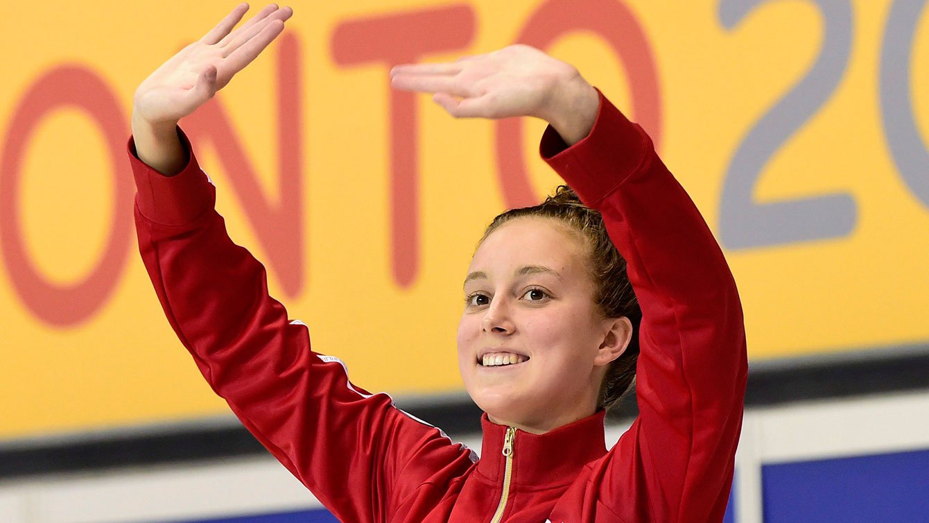 Emily Overholt salue la foule.