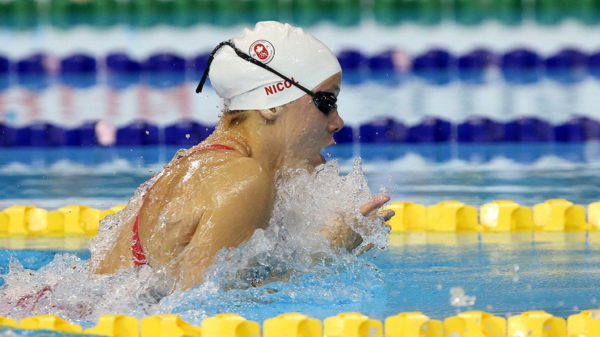 Rachel Nicol en action au 100 m brasse chez les femmes.
