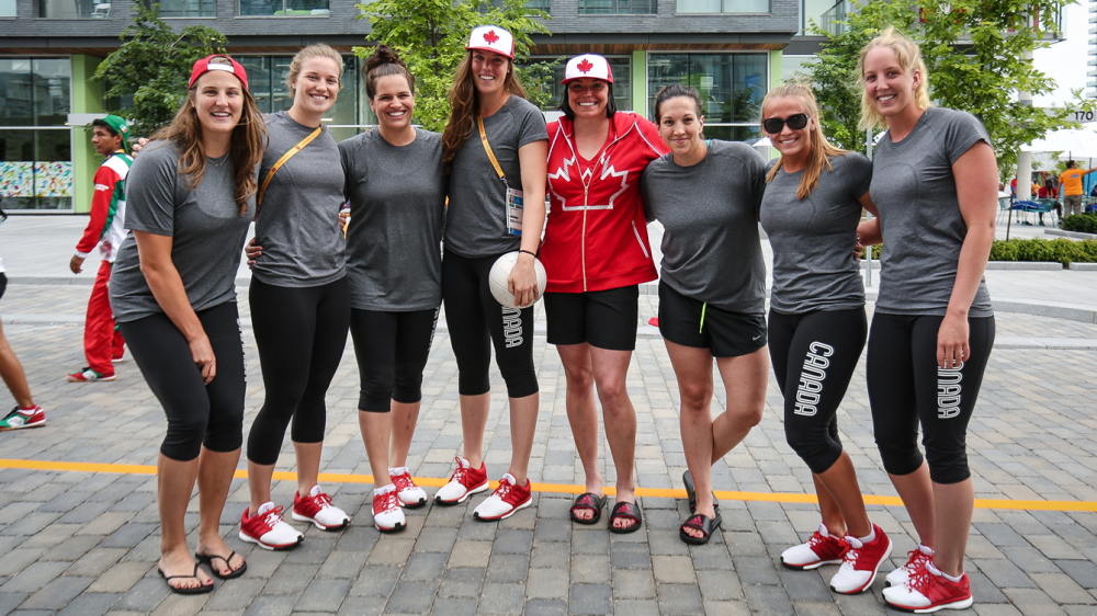 Les membres de l’équipe canadienne de water-polo jouent au volleyball durant leurs temps libres avant les Jeux (photo : Alexa Fernando)