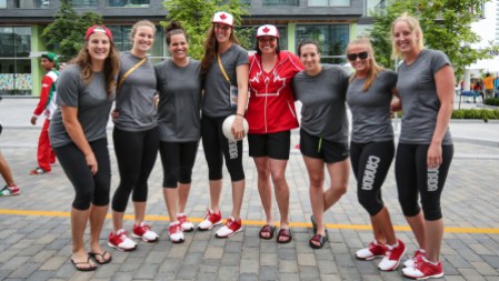 village7 Les membres de l’équipe canadienne de water-polo jouent au volleyball durant leurs temps libres avant les Jeux (photo : Alexa Fernando)