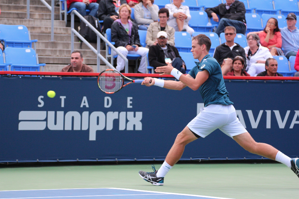 Vasek s'élance pour retourner le service de Lu, le 11 août 2015. PHOTO COC