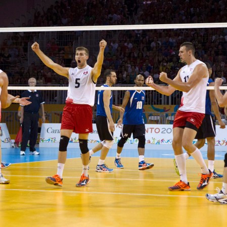 L’équipe canadienne de volleyball masculine lors de leur victoire au match de la médaille de bronze des Jeux panaméricains 2015 contre Puerto Rico, 26 juillet 2015. THE CANADIAN PRESS/Chris Young