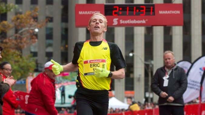 Eric Gillis est le premier Canadien à franchir le fil d'arrivée lors du marathon Waterfront de Toronto le 18 octobre 2015.