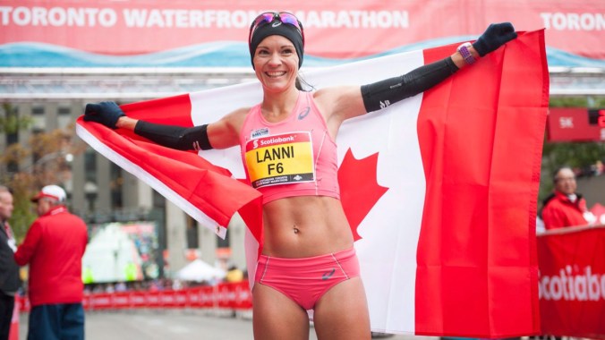 Lanni Marchant est la Canadienne qui s'est le mieux classée dans la catégorie féminine au marathon waterfront de Toronto le 18 octobre 2015.