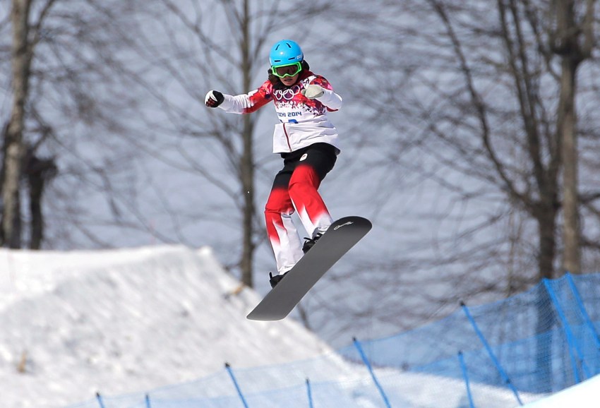 Maelle Ricker lors de la compétition de surf des neiges cross au parc extrême de Rosa Khutor aux Jeux olympiques de Sotchi le 16 février 2014 à Krasnaya Polyana, Russie. (AP Photo/Andy Wong)
