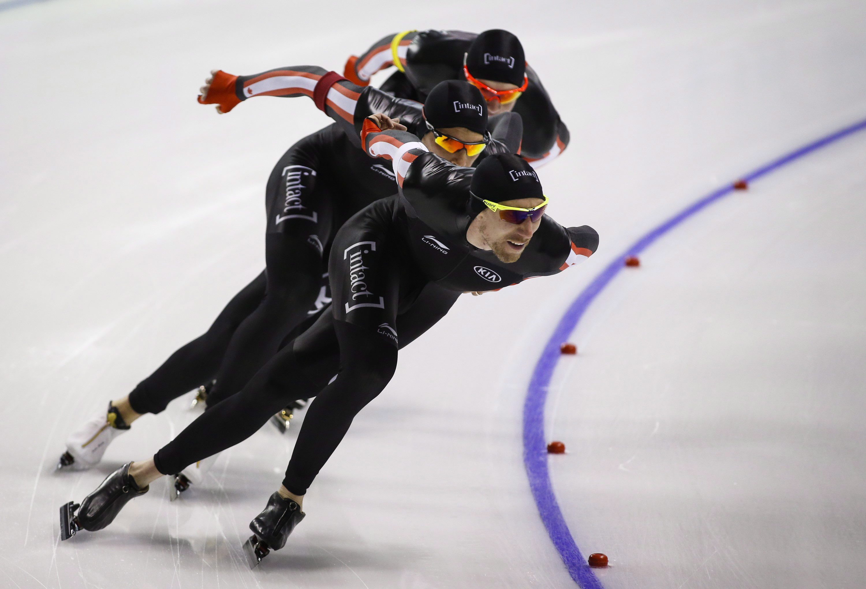 Ted-Jan Bloemen, Jordan Belchos et Benjamin Donnelly lors de l'épreuve de la poursuite par équipe à Calgary,le samedi 14 novembre 2015.THE CANADIAN PRESS/Jeff McIntosh