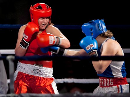 Mary Spencer, en rouge, et Ariane Fortin, en bleu, lors lors des Championnats canadiens de boxe, le 13 janvier, 2012. Photo: THE CANADIAN PRESS/Andrew Vaughan