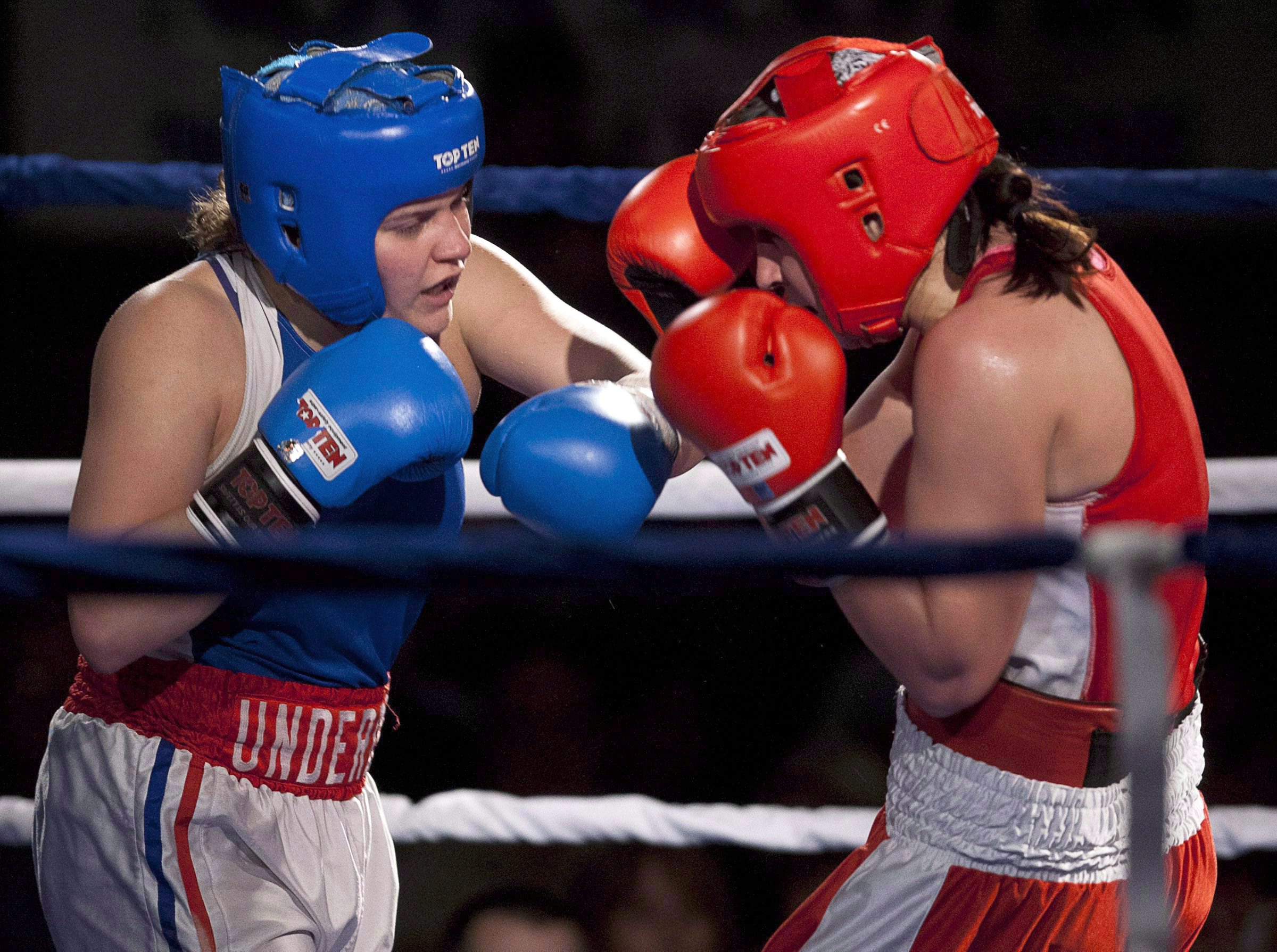 Mary Spencer, en rouge, et Ariane Fortin, en bleu, lors lors des Championnats canadiens de boxe, le 13 janvier, 2012. Photo: THE CANADIAN PRESS/Andrew Vaughan