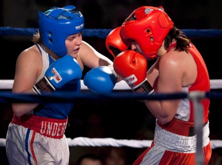 Mary Spencer, en rouge, et Ariane Fortin, en bleu, lors lors des Championnats canadiens de boxe, le 13 janvier, 2012. Photo: THE CANADIAN PRESS/Andrew Vaughan