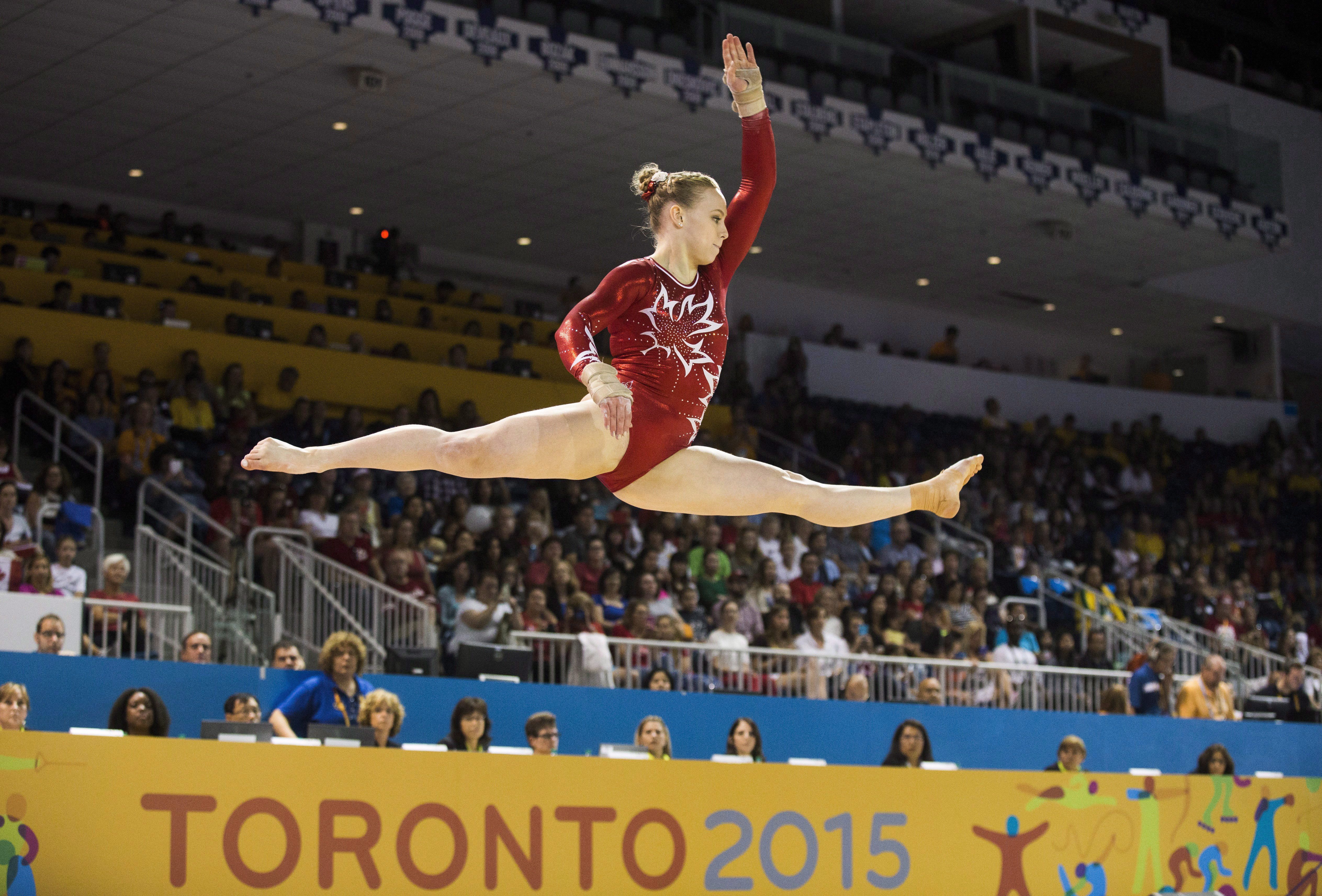 Ellie Black pendant l'épreuve d'exercice au sol en gymnastique artistique aux Jeux panaméricains de 2015 à Toronto, le 15 juillet 2015. THE CANADIAN PRESS/Mark Blinch