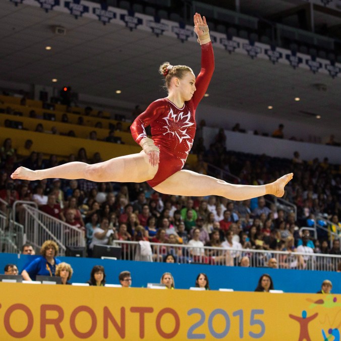 Ellie Black pendant l'épreuve d'exercice au sol en gymnastique artistique aux Jeux panaméricains de 2015 à Toronto, le 15 juillet 2015. THE CANADIAN PRESS/Mark Blinch