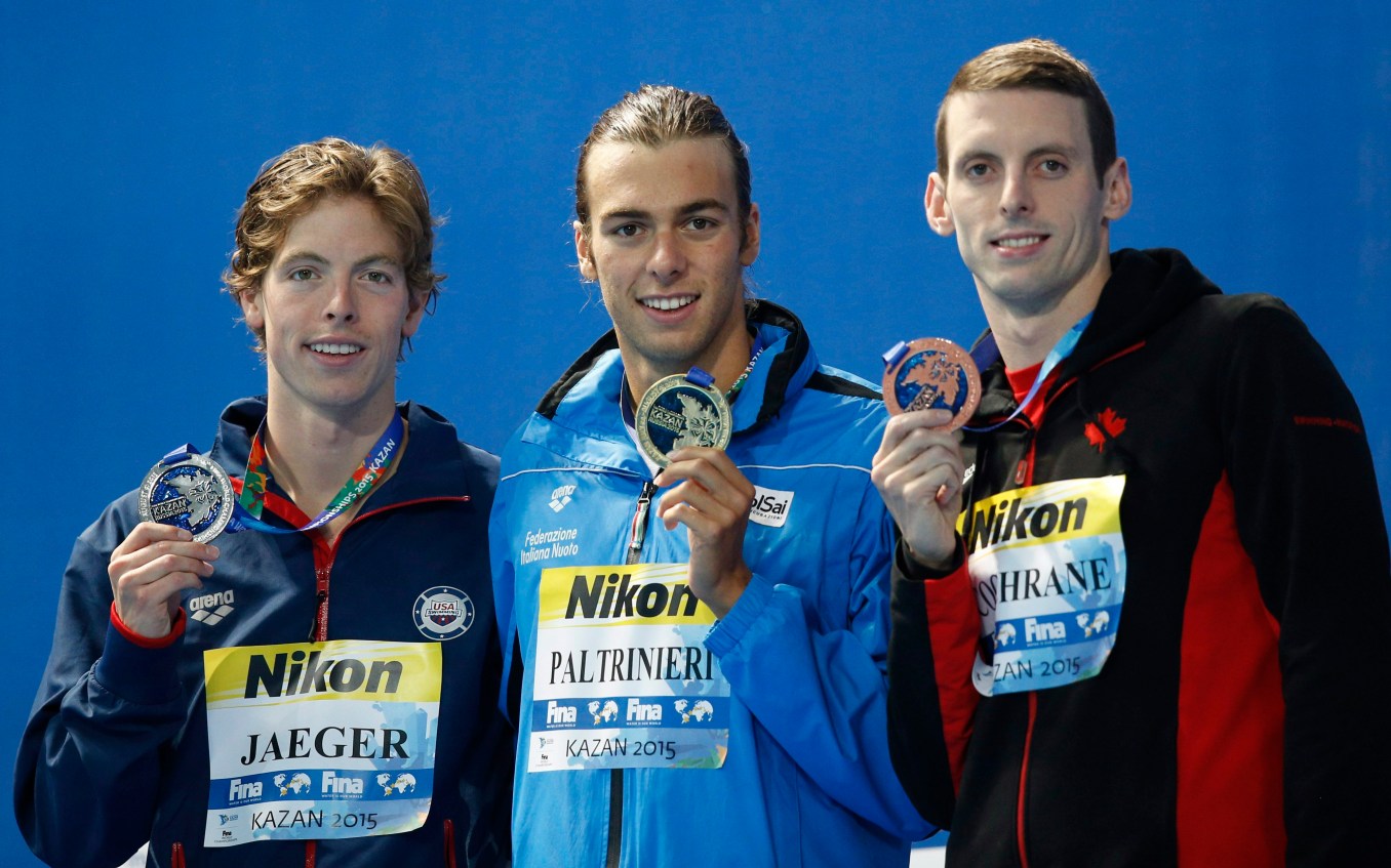 L'Américain Connor Jaeger, l'Italien Gregorio Paltrinieri et Ryan Cochrane durant la cérémonie des médailles de l'épreuve du 1 500 m style libre aux Championnats du monde aquatique de la FINA à Kazan, en Russie, le 9 août 2015. (AP Photo/Sergei Grits)