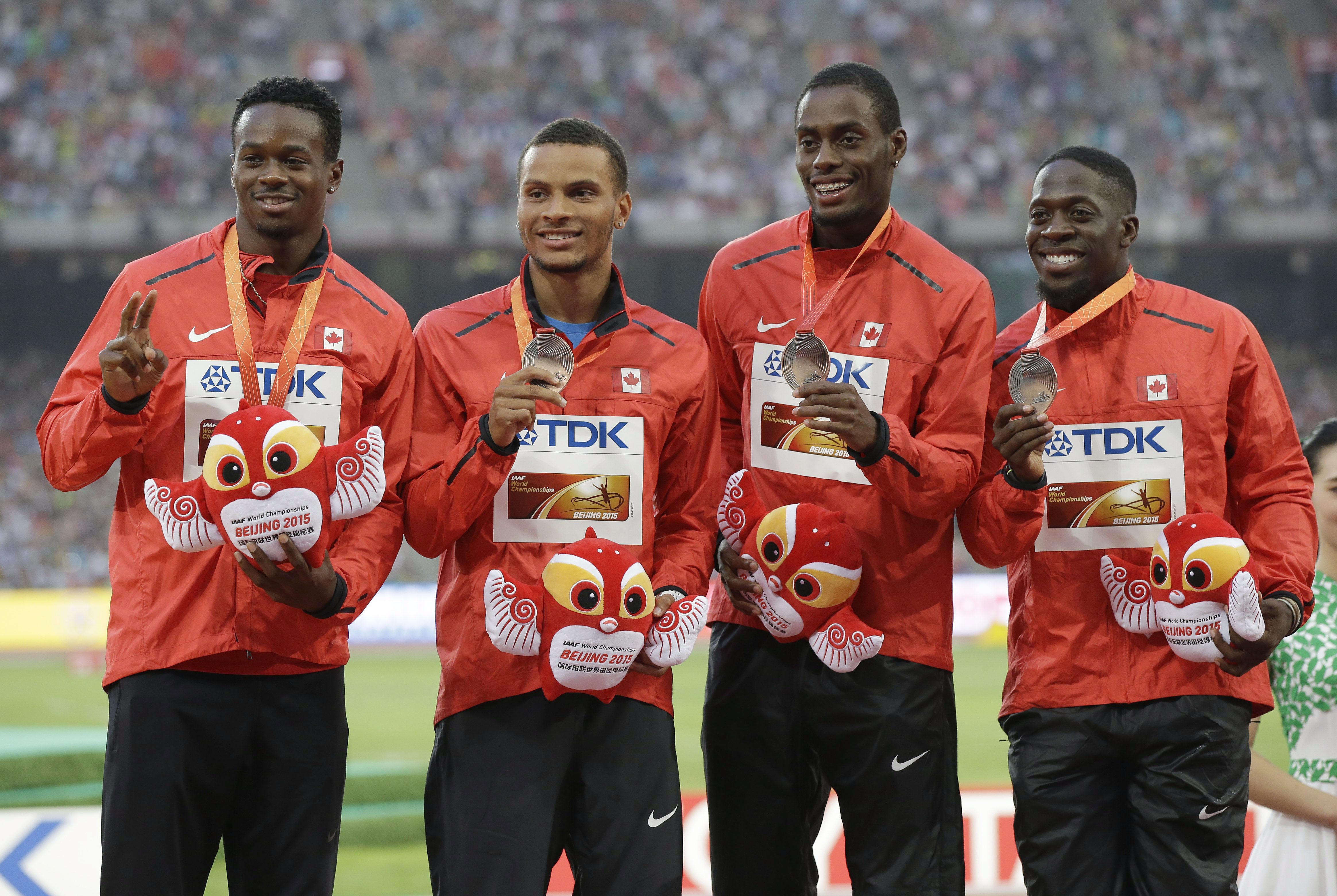 Aaron Brown, Andre De Grasse, Brendon Rodney et Justyn Warner reçoivent leur médaille de bronze aux Championnats du monde IAAF d'athlétisme à Beijing, en Chine, le 30 août 2015. (AP Photo/Kin Cheung)