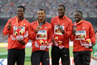 Aaron Brown, Andre De Grasse, Brendon Rodney et Justyn Warner reçoivent leur médaille de bronze aux Championnats du monde IAAF d'athlétisme à Beijing, en Chine, le 30 août 2015. (AP Photo/Kin Cheung)