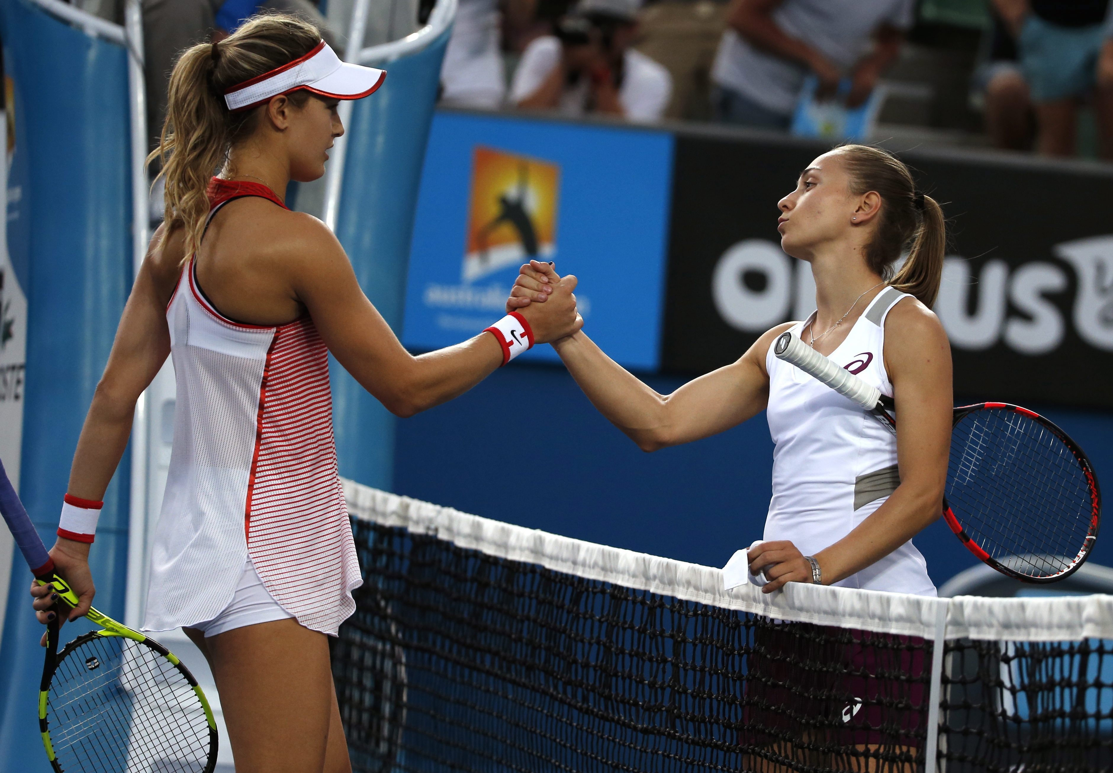 Eugenie Bouchard félicitée par Aleksandra Krunic, le 18 janvier 2016.(AP Photo/Shuji Kajiyama)