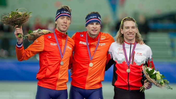 Ted-Jan Bloemen (à droite) en compagnie du médaillé d'or Sven Kramer et le médaillé d'argent Jorrit Bergsma des Pays-Bas aux Mondiaux par distances individuelles, à Kelomna, en Russie.
