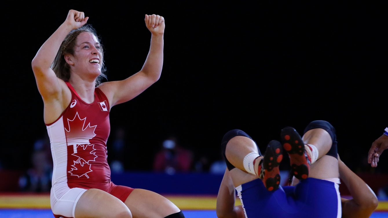Une lutteuse célèbre sa victoire