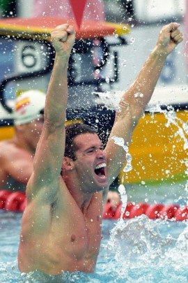 Mark Tewksbury dans la piscine, bras en l'air en célébration