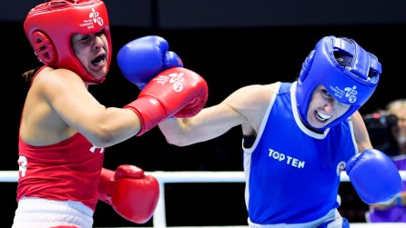 Mandy Bujold, en bleu, lors de son combat contre l'Américaine Marlen Esparza aux Jeux panaméricains de 2015 à Toronto. THE CANADIAN PRESS/Nathan Denette