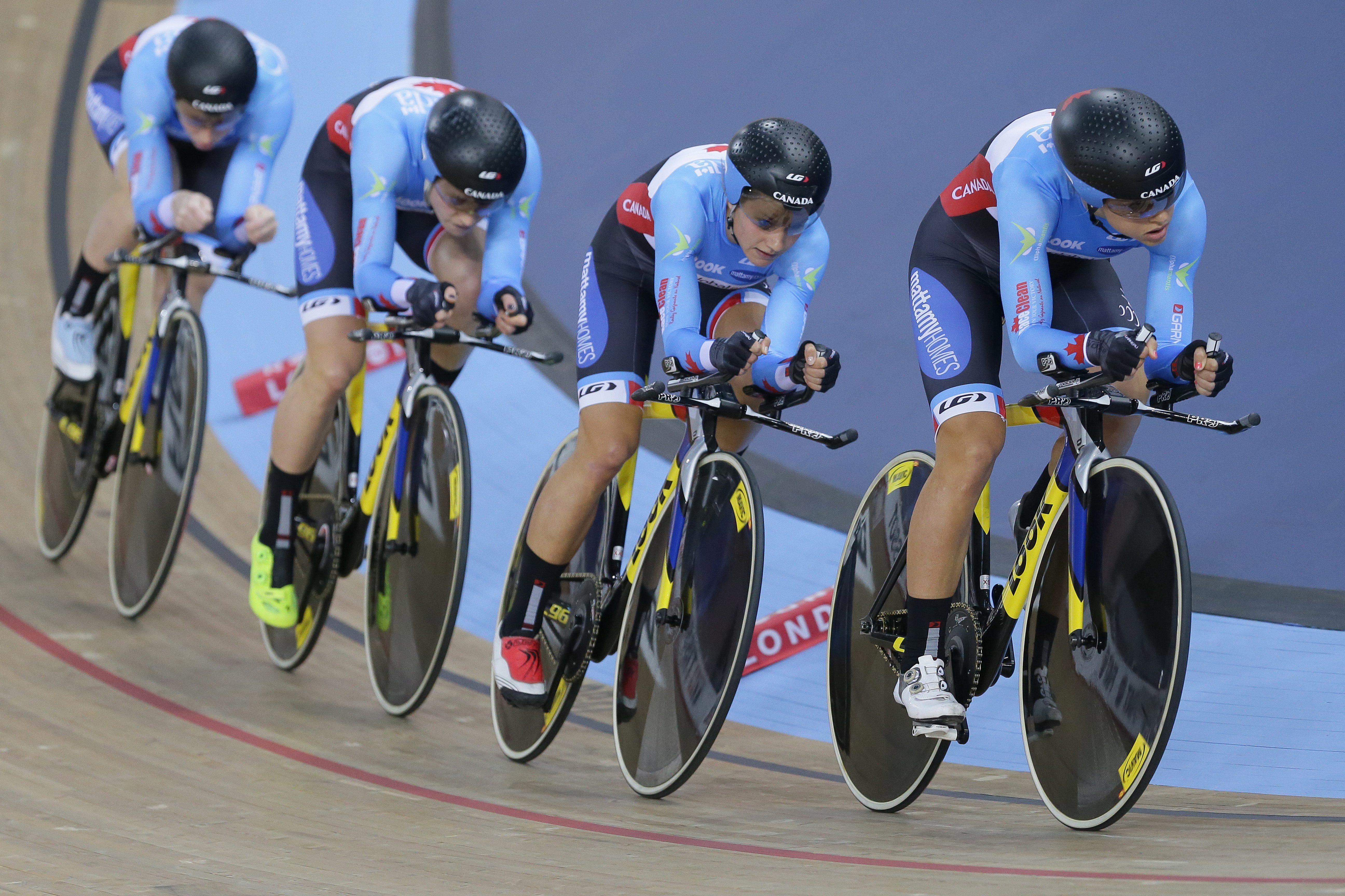 Allison Beveridge, Jasmin Glaesser, Kirsti Lay et Georgia Simmerling au premier tour de l'épreuve de poursuite par équipes féminine aux Mondiaux de cyclisme sur piste, le 4 mars 2016 à Londres. (AP Photo/Tim Ireland)