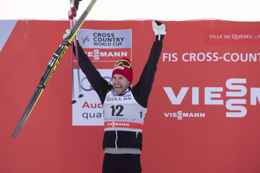Alex Harvey célèbre sa deuxième place au sprint de 1,7 km à la troisième étape du Ski Tour Canada, à Québec, le 4 mars 2016. THE CANADIAN PRESS/Jacques Boissinot