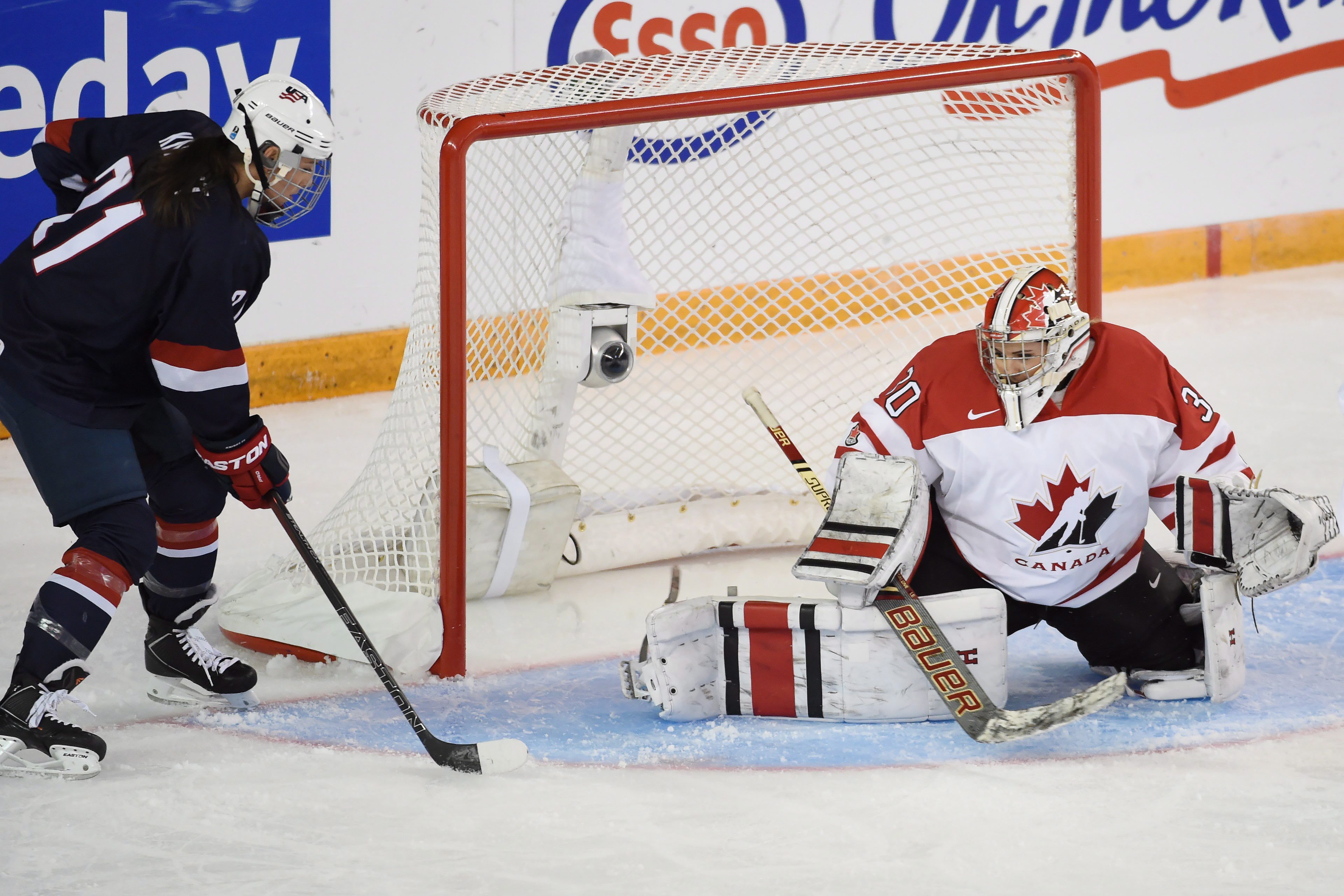 La gardienne de but canadienne Emerance Maschmeyer effectue un arrêt contre l'Américaine Hilary Knight pendant la première période, le 28 mars 2016, à Kamloops (C.-B.). THE CANADIAN PRESS/Ryan Remiorz