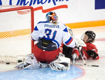Jennifer Wakefield marque le deuxième but du Canada contre la Russie au Mondial de hockey féminin le 29 mars 2016. THE CANADIAN PRESS/Ryan Remiorz