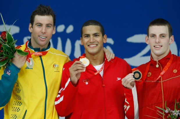 Les médaillés : L'Australien Grant Hackett (argent), le Tunisien Oussama Mellouli (or) et le Canadien Ryan Cochrane (bronze), le 17 août 2008. (AP Photo/Mark Baker)