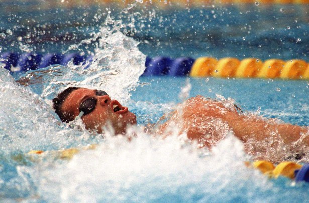 Mark Tewksbury pendant l'épreuve du 100 m dos (CP PHOTO) 1992 (stf-Hans Deryk)