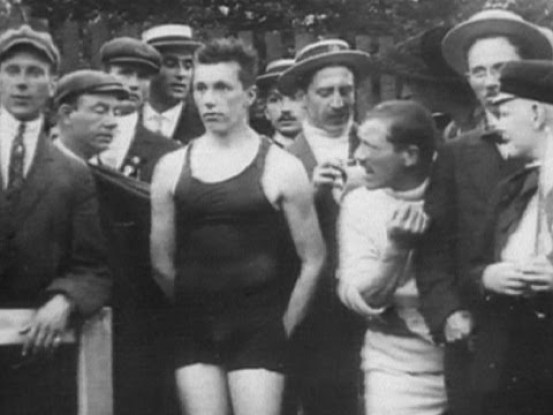 George Hodgson, au centre, attend impatiemment les résultats de l'épreuve du 400 m aux Jeux olympiques de Stockholm en 1912.