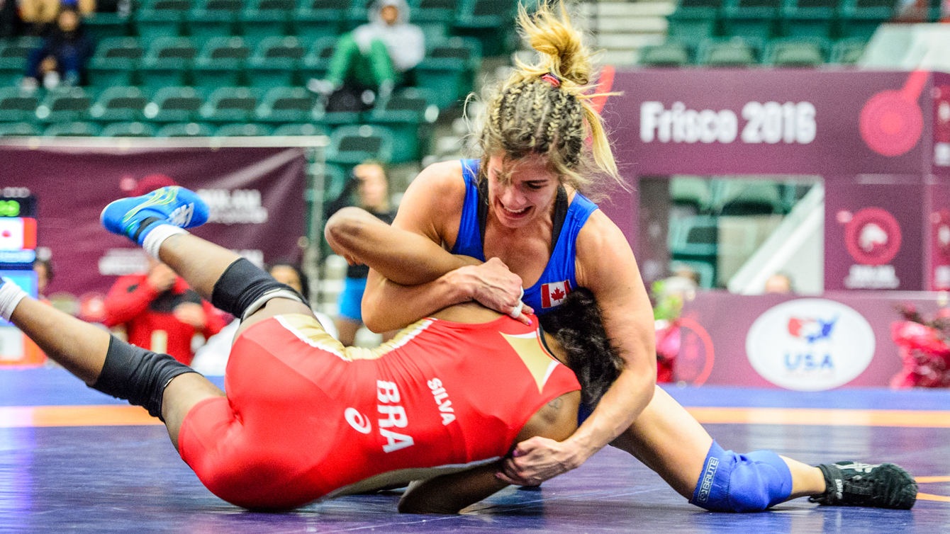 Michelle Fazzari lutte contre la Brésilienne Joice Souza da Silva au tournoi panaméricain de qualification olympique, le 4 mars 2016. (Photo : Tony Rotundo/WrestlerAreWarrior)