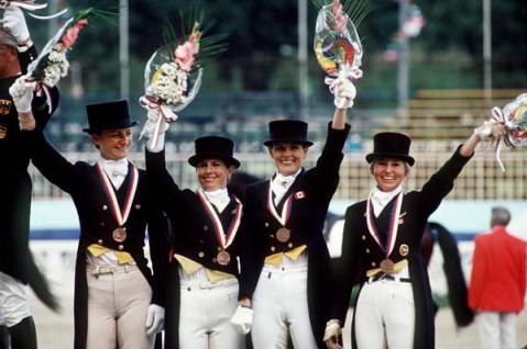 De gauche à droite, Gina Smith, Cindy Ishoy, Ashley Nicoll et Eva-Maria Pracht du Canada célèbrent leur médailles de bronze à l'épreuve du dressage aux Jeux olympiques de Séoul de 1988. (PC Photo/AOC)