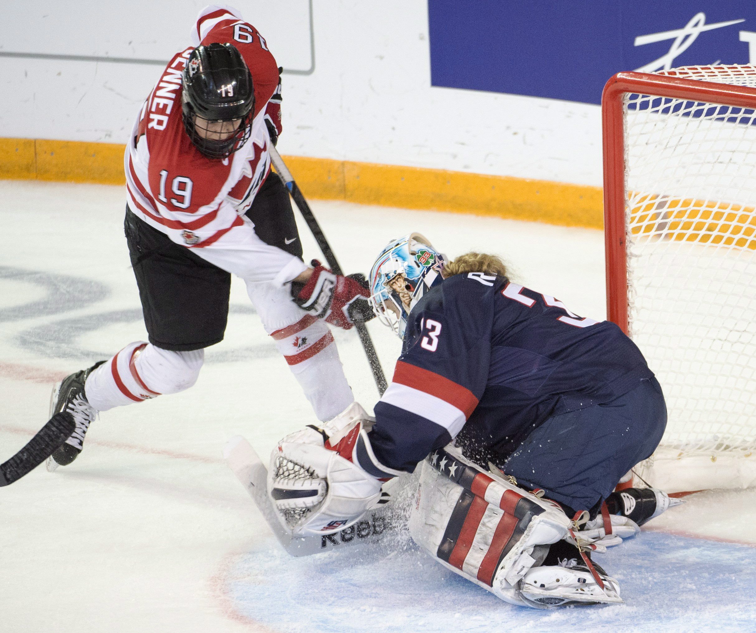 Brianne Jenner est arrêtée par la gardienne américaine Alex Rigby en troisième période. THE CANADIAN PRESS/Ryan Remiorz