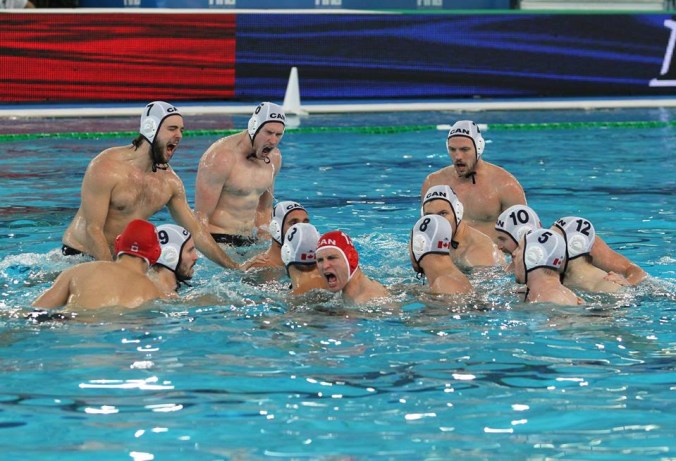 L'équipe canadienne masculine de water-polo lors du tournoi de qualification olympique disputé à Trieste, en Italie, le 5 avril 2016. (Photo : Claudio Micali pour Water Polo Canada)