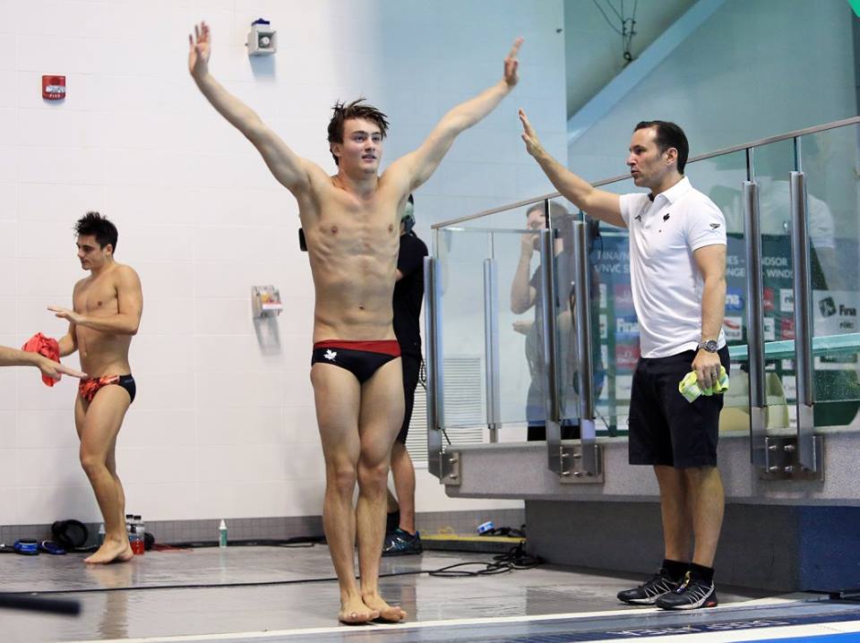 Philippe Gagné suit les instruction de son entraîneur Aaron Dziver au troisième arrêt des Séries mondiales FINA à Windsor, le 15 avril 2016. (Photo par Vaughn Ridley/Diving Canada)