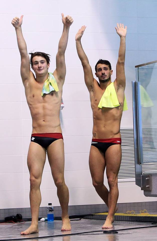 Philippe gagné et François Imbeau-Dulac saluent la foule au troisième arrêt des Séries mondiales FINA à Windsor, le 15 avril 2016. (Photo par Vaughn Ridley/Diving Canada)