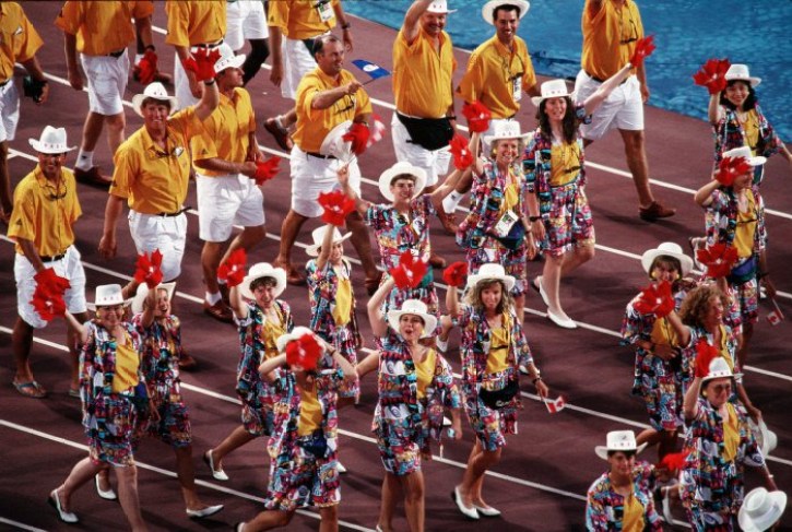 Les athlètes du Canada célèbrent durant les cérémonies d'ouverture des Jeux olympiques de Barcelone de 1992 (PC Photo/AOC)