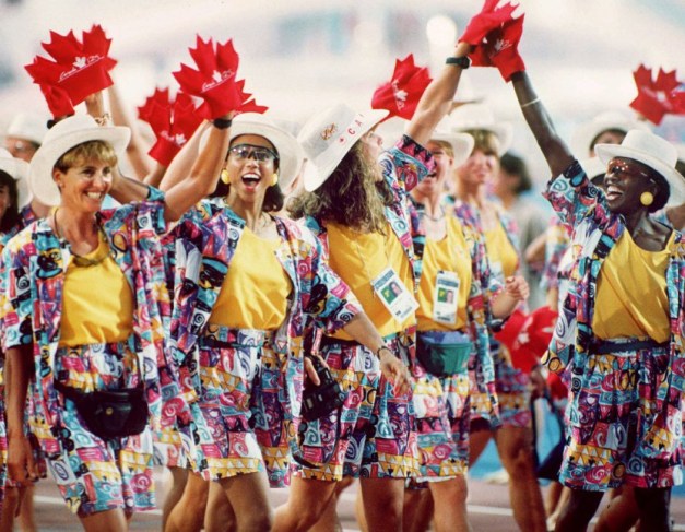 Les athletes olympique défilent lors des cérémonies d'ouverture des Jeux olympiques de Barcelone de 1992. (PC Photo/AOC/Claus Andersen)