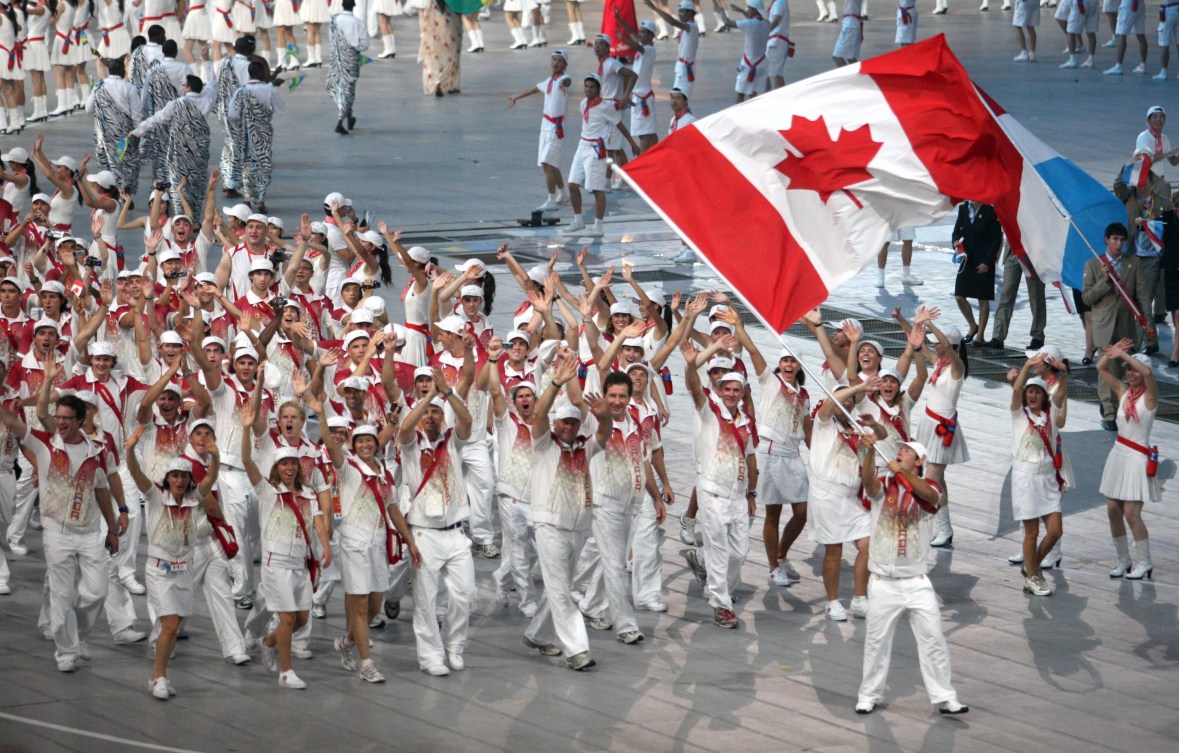 Des athlètes du Canada défilent lors d'une cérémonie d'ouverture