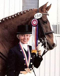 Eva-Maria Pracht avec sa médaille de bronze à l'épreuve du dressage aux Jeux olympiques de Séoul de 1988 (Photo : Europe Dressage)