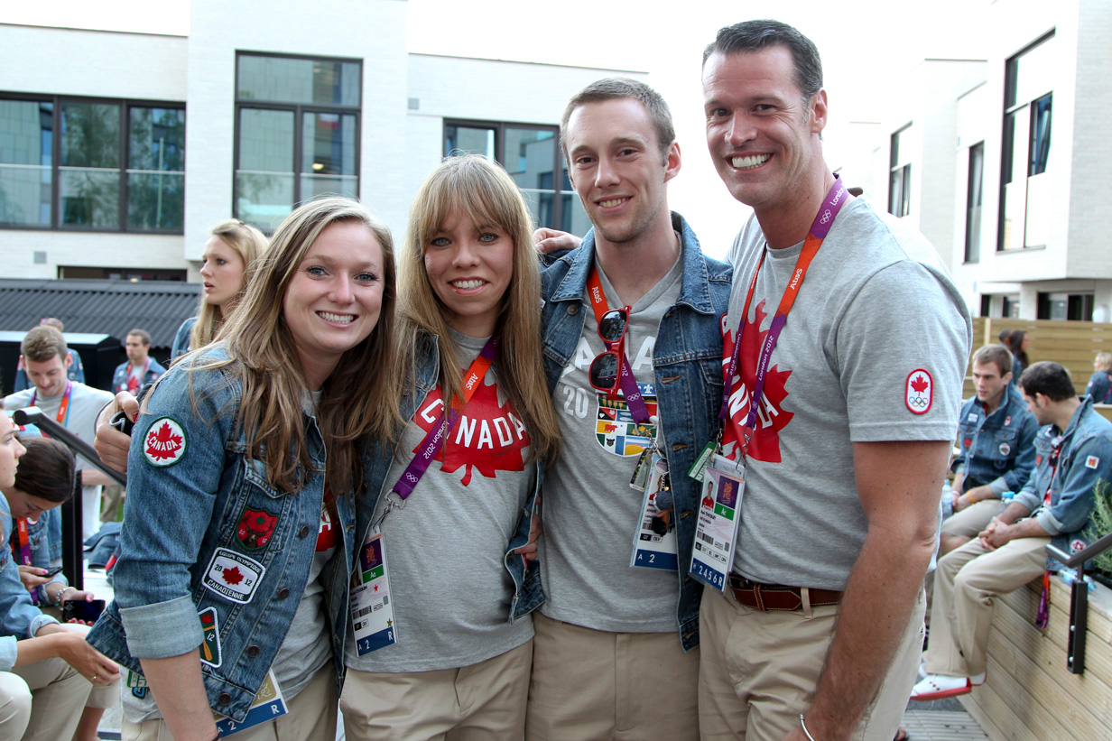 Des athlètes posent avant la cérémonie de fermeture