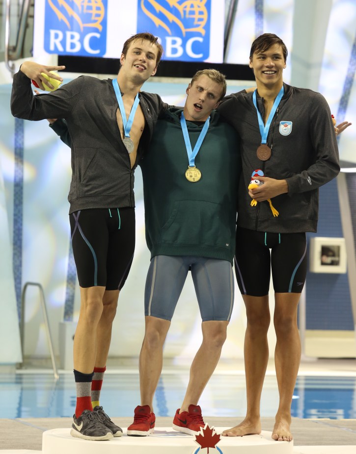 Santo Condorelli (centre), Yuri Kisil (gauche) et Markus Thormeyer (droite) aux essais olympiques de Natation Canada, le 8 avril 2016. (Photo: Scott Grant pour Swimming Canada)