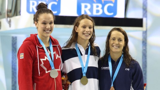 De gauche à droite : Chantal Van Landeghem, Penny Oleksiak et Sandrine Mainville lors de la remise des médailles de l'épreuve du 100 m style libre aux essais olympiques de Natation Canada. (Photo: Scott Grant pour Swimming Canada).