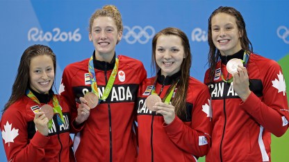 Quatre nageuses posent avec leurs médailles
