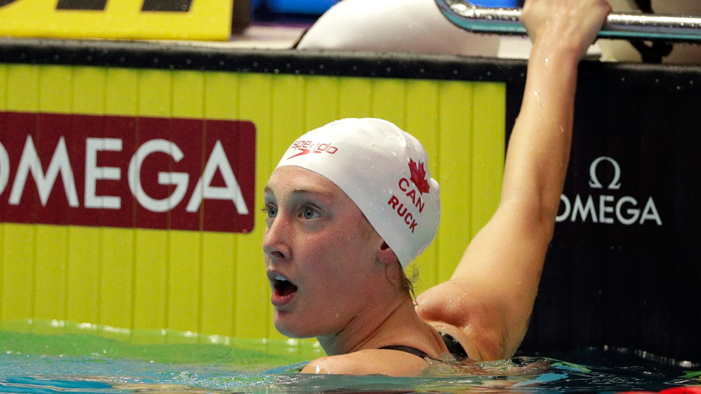 Une nageuse réagit à la fin de sa performance dans la piscine