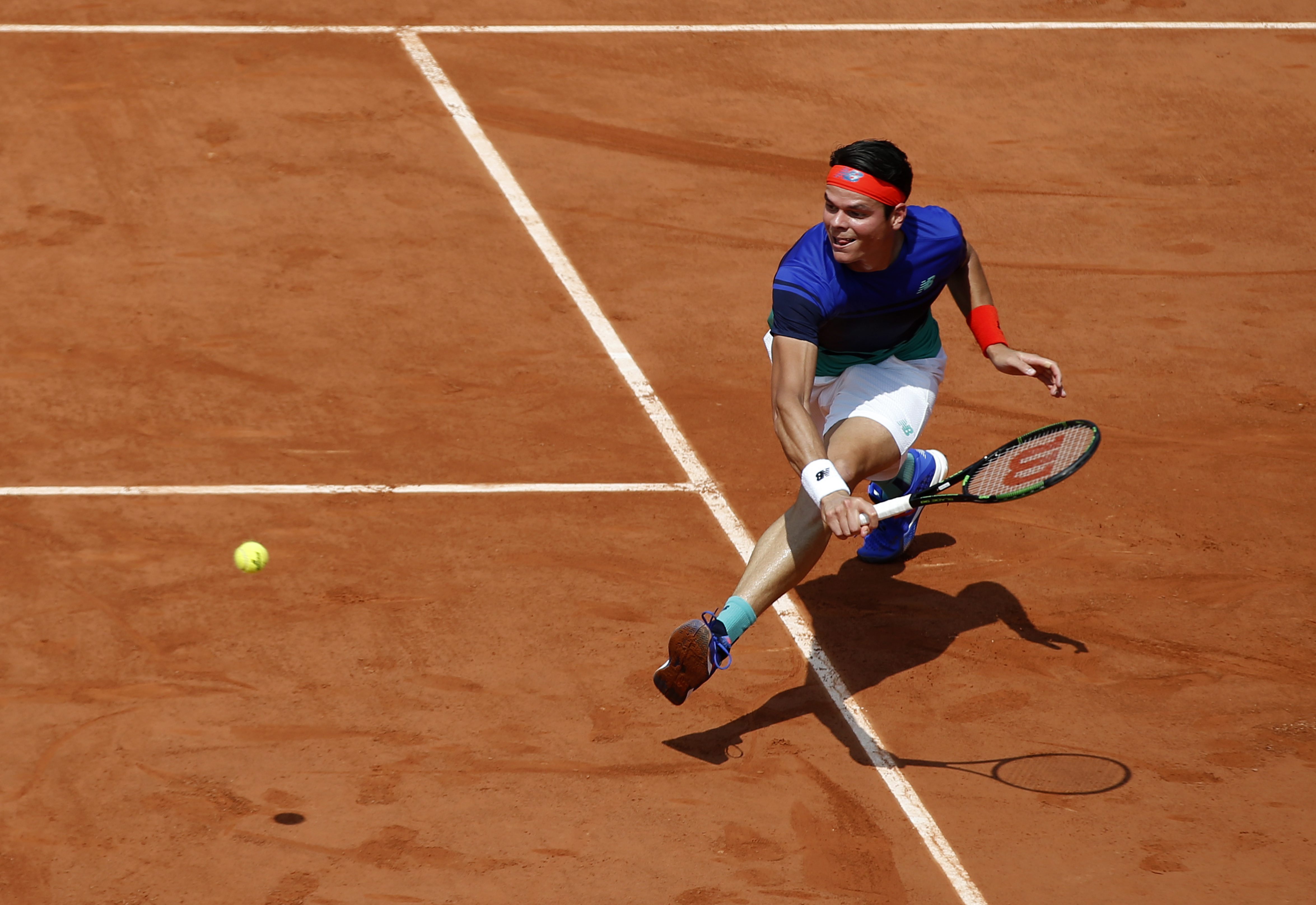 Milos Raonic contre le Slovaque Andrej Martin au troisième tour de Roland-Garros le vendredi 27 mai 2016 à Paris. (AP Photo/Alastair Grant)